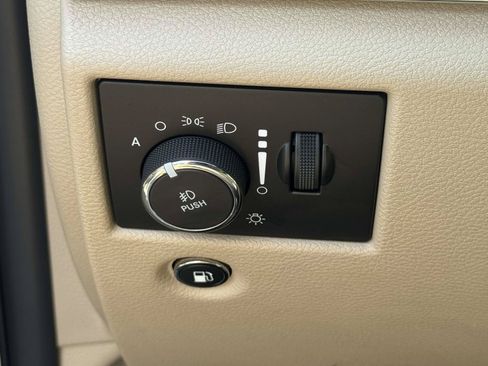 Used 2017 Jeep Grand Cherokee Limited AWD/4WD image 19