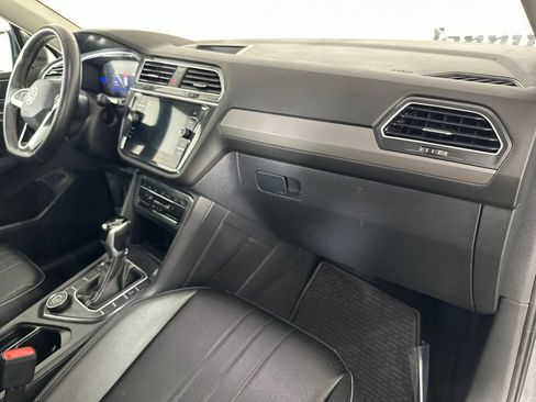 Used 2024 Volkswagen Tiguan SE w/ Panoramic Sunroof Package AWD/4WD image 36