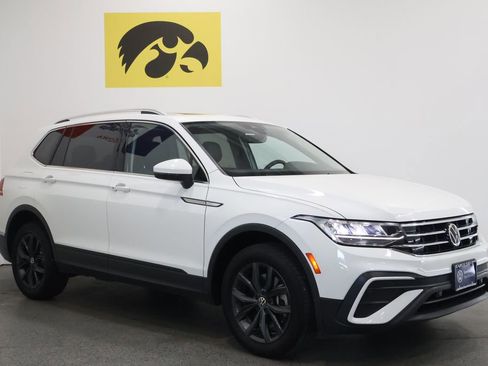 Used 2022 Volkswagen Tiguan SE w/ Panoramic Sunroof Package AWD/4WD image 6
