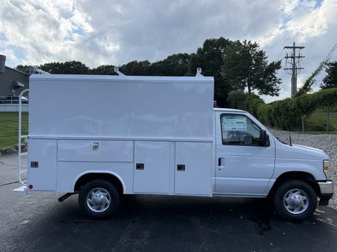 New 2027 Ford E-350 and Econoline 350 Super Duty w/ Power Equipment Group RWD image 4