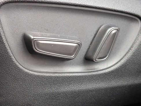 Used 2022 Toyota Highlander LE AWD/4WD image 17