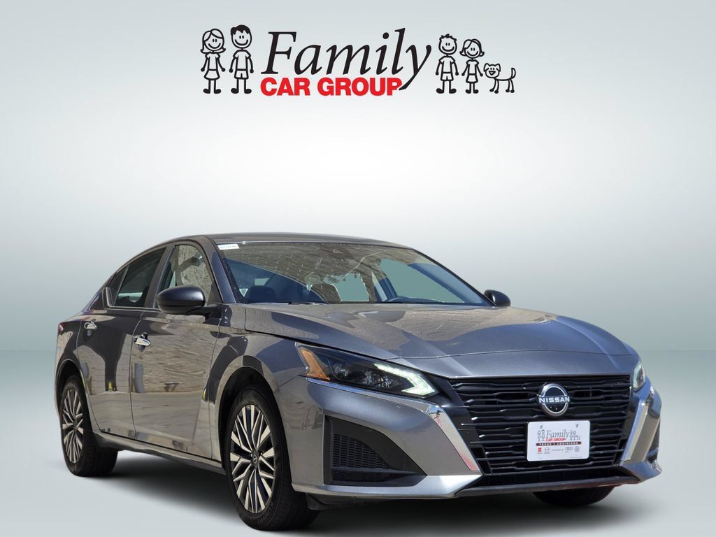 Used 2025 Nissan Altima 2.5 SV AWD/4WD image 2