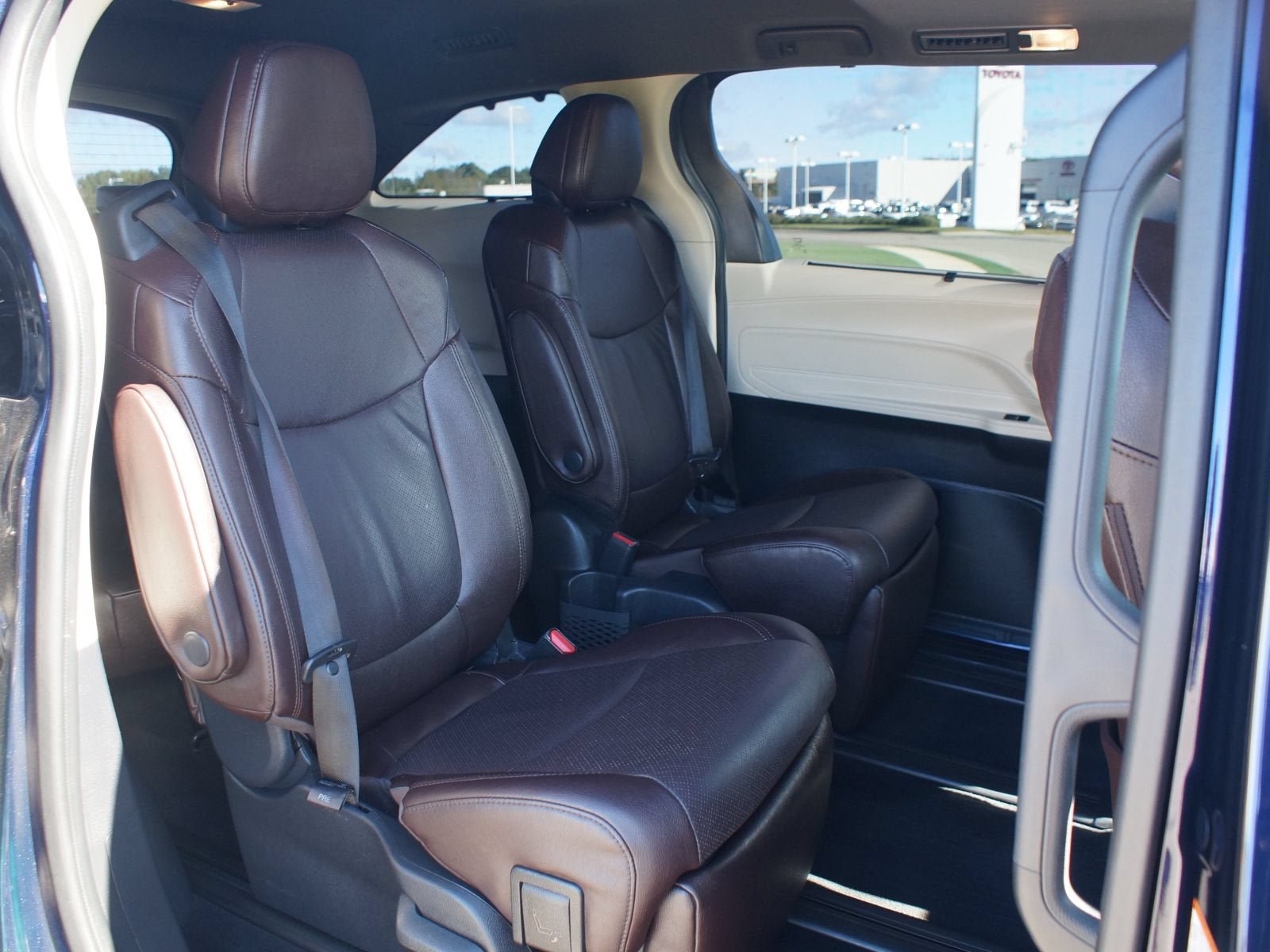 Used 2023 Toyota Sienna Platinum FWD image 23