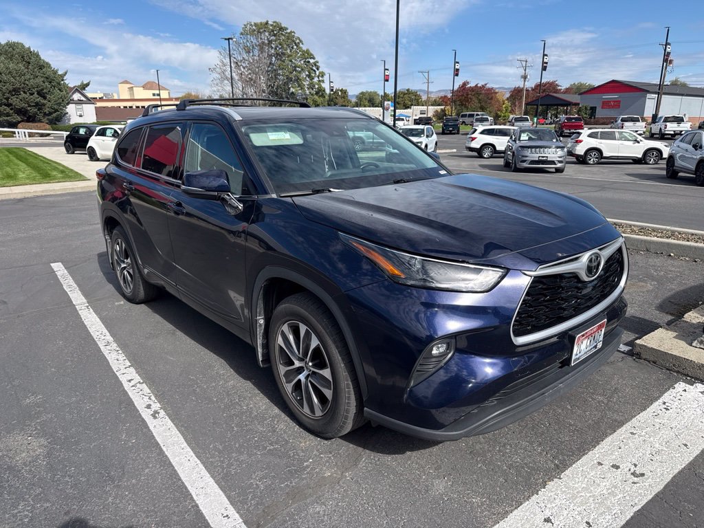 Used 2022 Toyota Highlander XLE AWD/4WD image 7