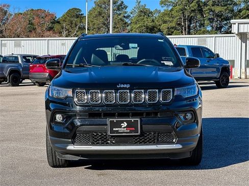 Used 2023 Jeep Compass Limited w/ Mopar Graphics Package image 3