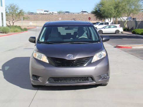 Used 2014 Toyota Sienna L image 2