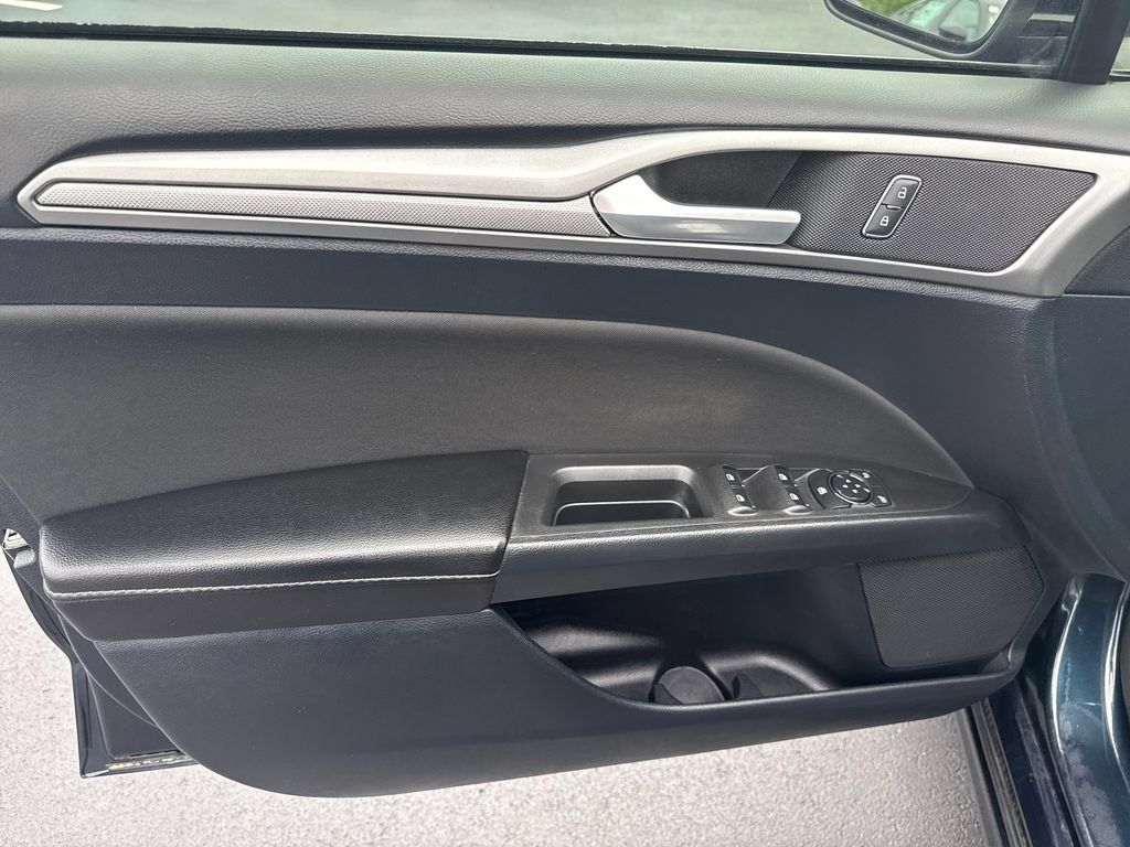 Used 2020 Ford Fusion SE FWD image 9