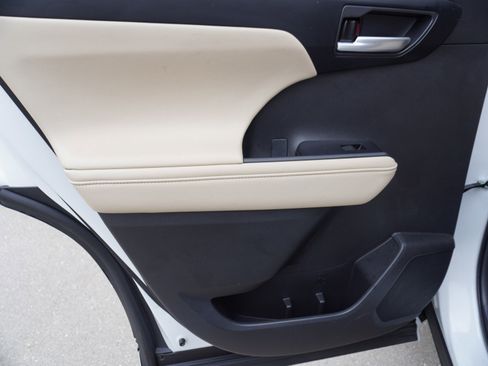 Used 2023 Toyota Highlander XLE image 14