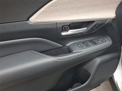 Used 2024 Toyota Grand Highlander Limited image 12