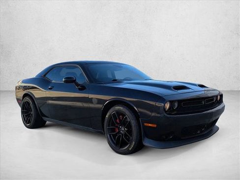 Used 2015 Dodge Challenger SXT Plus image 3