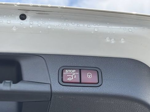 Used 2025 Mercedes-Benz GLB 250 4MATIC image 32
