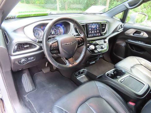 Used 2020 Chrysler Pacifica Touring-L Plus FWD image 25