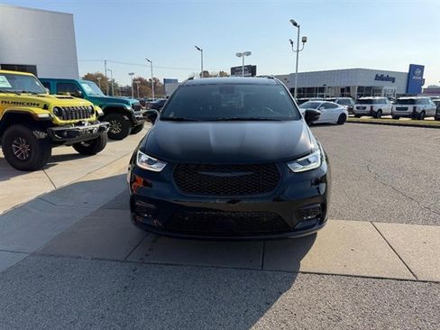 New 2026 Chrysler Pacifica Select w/ S Appearance Package image 2