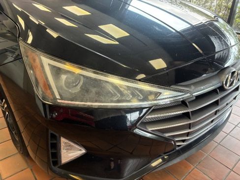 Used 2019 Hyundai Elantra SE w/ Cargo Package FWD image 2