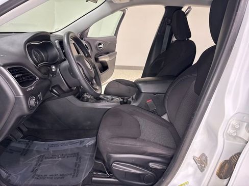 Used 2019 Jeep Cherokee Latitude w/ Popular Appearance Group AWD/4WD image 10