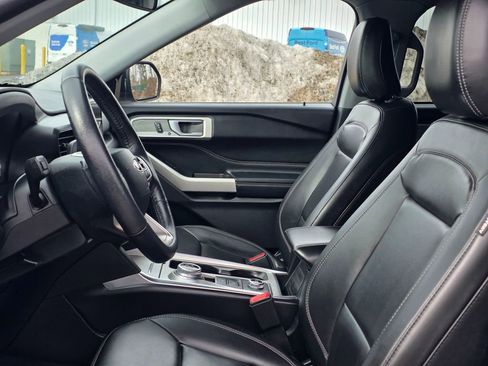 Used 2022 Ford Explorer XLT w/ Equipment Group 202A image 13