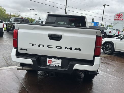 Certified 2025 Toyota Tacoma SR5 AWD/4WD image 11
