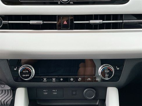 New 2025 Mitsubishi Outlander SE image 16