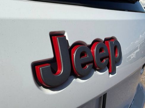 Used 2017 Jeep Grand Cherokee Trailhawk AWD/4WD image 15