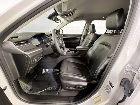 Used 2023 Jeep Grand Cherokee Limited image 18