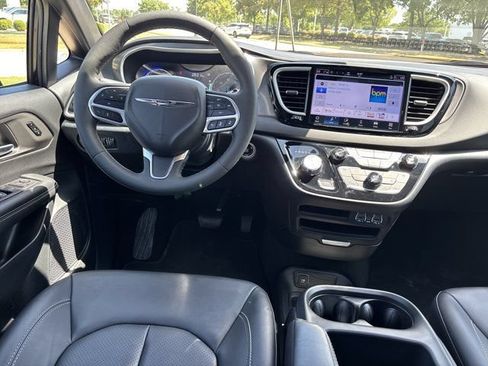 Used 2025 Chrysler Pacifica Select FWD image 19