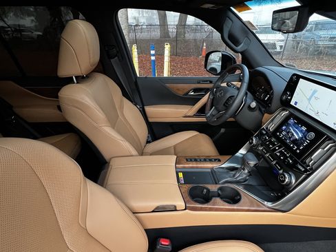 Used 2025 Lexus LX 600 4WD w/ Luxury Package image 47