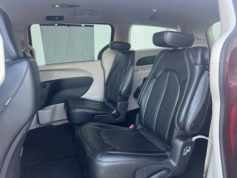 Used 2024 Chrysler Pacifica Touring-L FWD image 10