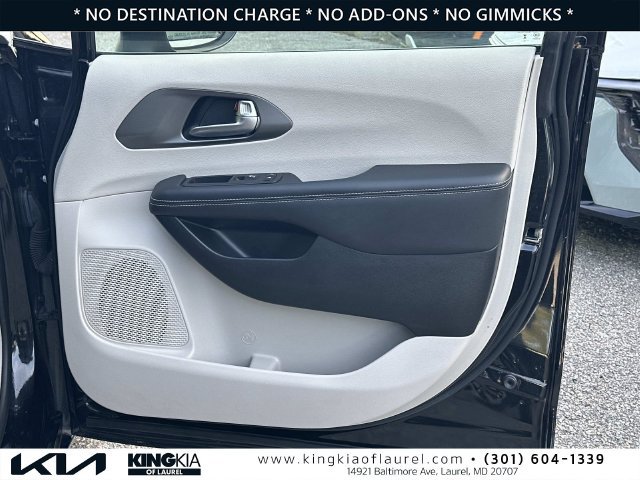 Used 2023 Chrysler Pacifica Touring-L FWD image 15