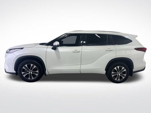 Used 2021 Toyota Highlander XLE image 2