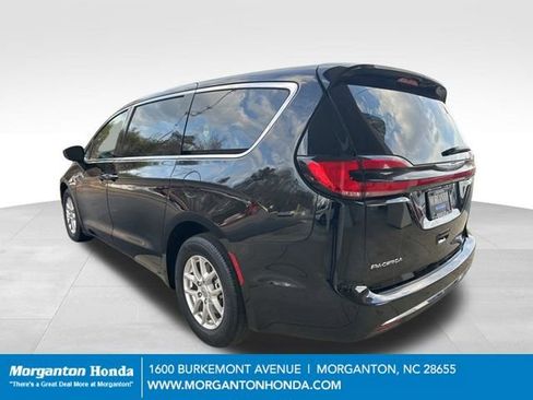 Used 2024 Chrysler Pacifica Touring-L FWD image 7