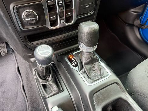 Used 2023 Jeep Gladiator Sport AWD/4WD image 16