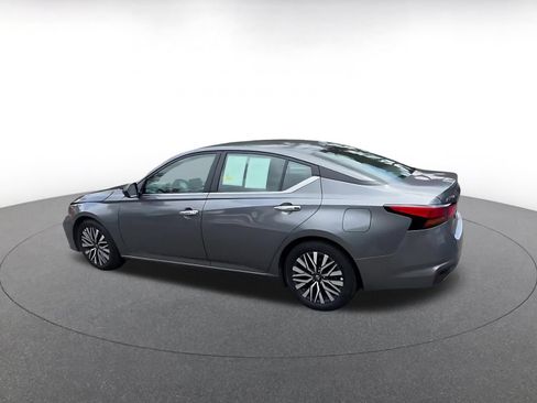 Used 2025 Nissan Altima 2.5 SV FWD image 8
