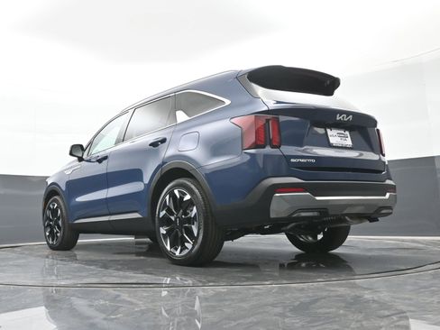 Used 2024 Kia Sorento EX w/ Panoramic Sunroof Package image 45