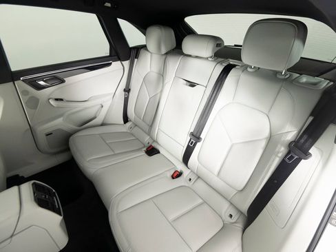 Certified 2026 Porsche Macan AWD/4WD image 41