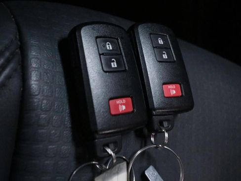 Used 2021 Toyota Tacoma Limited image 19