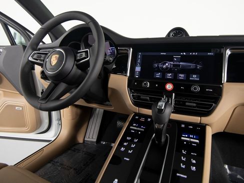 New 2026 Porsche Macan image 26