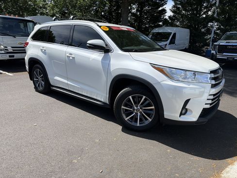 Used 2018 Toyota Highlander XLE image 2