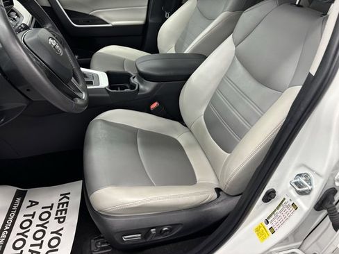 Used 2023 Toyota RAV4 XLE Premium image 15