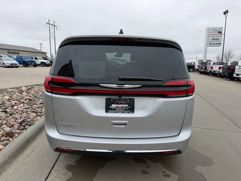New 2026 Chrysler Pacifica Select image 7