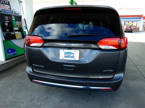 Used 2018 Chrysler Pacifica Limited w/ Tire & Wheel Group image 5