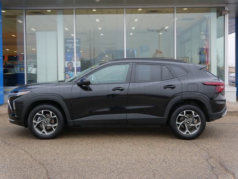 Certified 2025 Chevrolet Trax LT w/ LT Convenience Package image 5