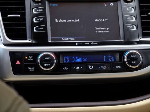 Used 2016 Toyota Highlander LE AWD/4WD image 27