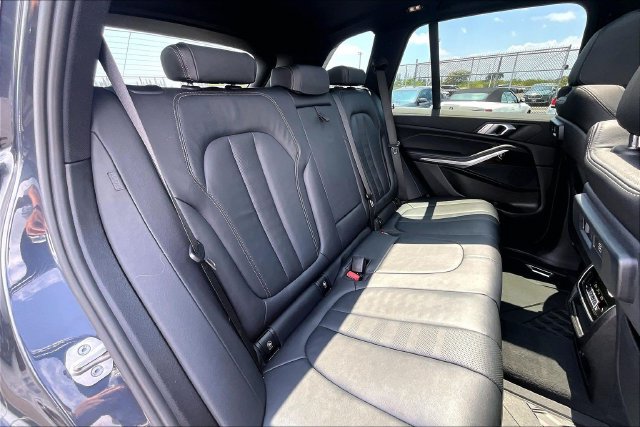 Used 2021 BMW X5 xDrive40i w/ M Sport Package AWD/4WD image 29