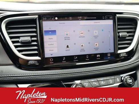 Used 2025 Chrysler Pacifica Select image 16