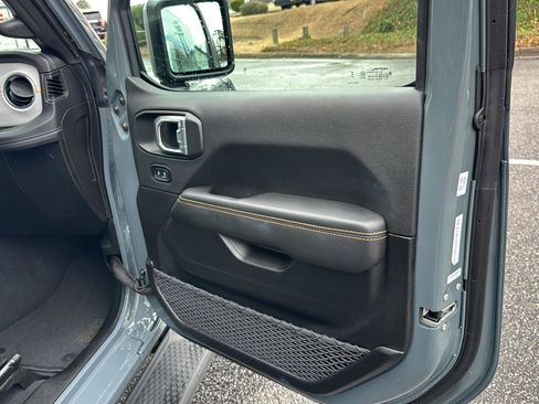 Used 2025 Jeep Wrangler Sahara image 12