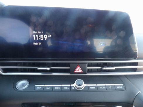 Used 2025 Hyundai Elantra SEL image 18