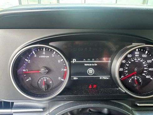 Used 2024 Kia Carnival LX FWD image 3