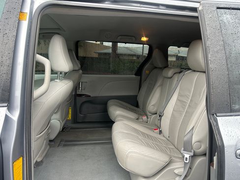 Used 2012 Toyota Sienna XLE image 10