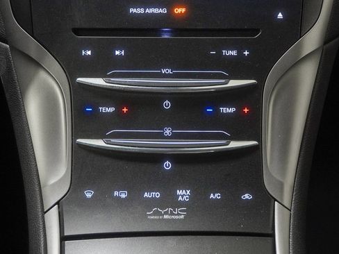 Used 2014 Lincoln MKZ image 31