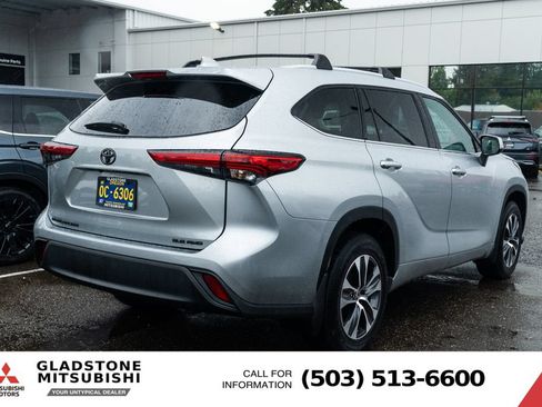 Used 2022 Toyota Highlander XLE AWD/4WD image 7